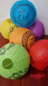 Dekorasi Lebaran dengan Lampion Kertas dan Ornamen