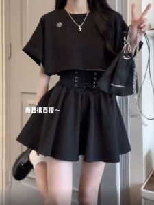 ชุดฤดูร้อนตัวสั้นสําหรับผู้หญิงตัวเล็ก: ชุดทูพีซสไตล์เท่เผ็ดพร้อมแขนสั้นและกางเกงขาสั้นเสื้อสวมหัวคอกลม