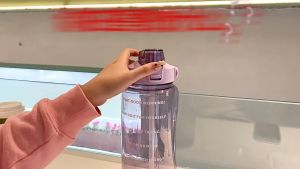 ขวดน้ำ 2 ลิตรสีสันสดใส (01) ขวดน้ำพลาสติกแบบพกพา ความจุ 2ลิตร (BPA FREE) พลาสติก PC พร้อมหลอดดูด กระติกน้ำพกพา