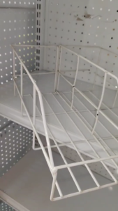 ตะแกรงวางน้ํายาปรับผ้านุ่ม ตะกร้าจัดระเบียบบนชั้นวางสินค้า ตัวกั้นตรงกลางถอดออกได้ พร้อมส่งจ้า