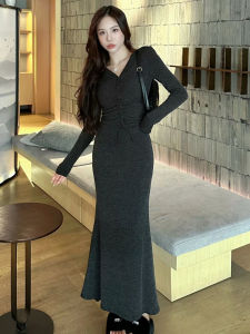 ชุดเดรสยาวคลุมสะโพกผ้าถักเซ็กซี่สไตล์ฝรั่งเศสสำหรับผู้หญิง ฤดูหนาว 2025 แฟชั่นใหม่ ทรงเข้ารูป แขนสั้น คอวี ความยาวปานกลาง