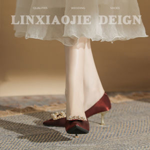 รองเท้าส้นสูงหัวแหลมสำหรับผู้หญิง ดีไซน์ใหม่ปี 2025 สไตล์ฝรั่งเศส รองเท้าแต่งงานแบบสวมหัวกลม รองเท้าแต่งงานสำหรับเจ้าสาว