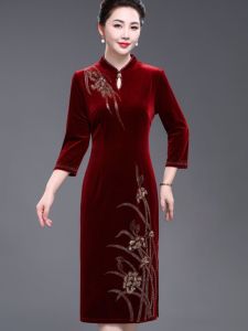 ชุดกี่เพ้าไหมทองระดับไฮเอนด์สำหรับคุณแม่ ชุดราตรียาวปานกลาง แขนยาว คอวี ทรงเข้ารูป ทรงเข้ารูป สำหรับงานแต่งงาน