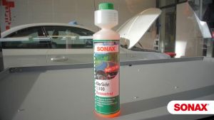 Nước rửa kính lái đậm đặc tỉ lệ 1:100 Sonax 371141 250ml - Làm sạch vết bẩn ngăn chặn côn trùng đổ vào két nước trước pha để tẩy mốc kính - Dmall247