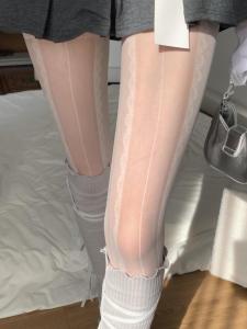 ถุงน่องตาข่ายลูกไม้ยาวถึงเข่า 2 คู่ ถุงน่องลายทางแนวตั้ง สีขาว ถุงน่องผ้าไหมสีเทาอ่อน ถุงน่องผ้าฝ้ายแบบมีเชือกผูก