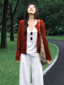 Áo Len Cardigan Dệt Kim Màu Đỏ Ngắn Cho Nữ Mùa Thu Đầu Năm 2025 Áo Khoác Ngoài Mềm Mại Phong Cách Hàn Quốc Áo Len Cardigan Dài Tay Cổ Tròn