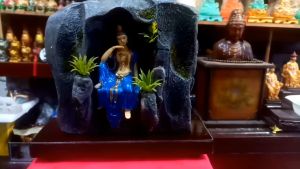 Mô hình Mẹ quan âm tự tại trong hang đá . trang trí bàn làm việc .