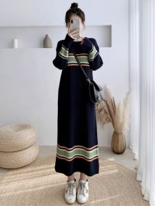 ชุดเดรสยาวถักหนาอบอุ่นสำหรับผู้หญิงในฤดูใบไม้ร่วงและฤดูหนาว คอตั้ง ลายทาง ยาวถึงเข่า เสื้อชั้นในทรงหลวม แขนยาว กระโปรงทรงเอ