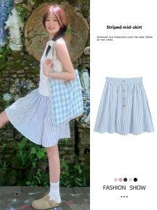กระโปรงสั้นทรงเอเอวสูงลายทางสีฟ้าสำหรับผู้หญิงในช่วงฤดูร้อน กระโปรงทรงเอทรงพองสไตล์ญี่ปุ่น กระโปรงสั้นทรงเอผ้าโพลีเอสเตอร์