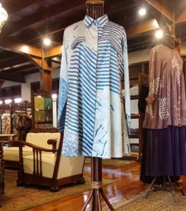 Silsim Tunik by Dian Pelangi LIMITED EDITION Blouse Baju Atasan Kemeja Blus Outfit OOTD Busui Casual Formal Kerja Kantor Pesta Pernikahan Kondangan Wanita Hijaber Cantik Anggun Modis Modern Elegan Mewah Model Korea Terbaru Motif Batik Abstrak Kekinian