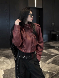 แจ็คเก็ตหนังสั้นคอตั้งสไตล์ย้อนยุคสไตล์อเมริกันสำหรับผู้หญิง ฤดูใบไม้ร่วง 2024 แจ็คเก็ตมอเตอร์ไซค์สไตล์สาวฮอตพร้อมเชือกผูกเอว