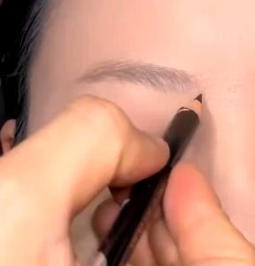 Finely carved and quick-drawing ultra-fine eyebrow pencil is smooth waterproof durable
