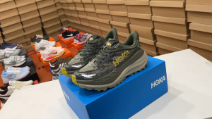 รองเท้าวิ่ง HO--KA ONE ONE Stinson 7 สีเขียว ดูดซับแรงกระแทก ทำจากวัสดุคุณภาพสูงทนทานต่อการสวมใส่ทุกวัน