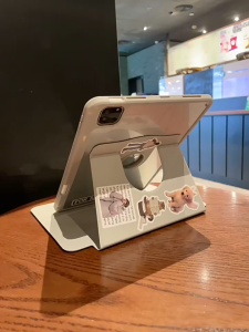 CrashStar 360° Rotatable Pen Tempat Acrylic Transparent Hard Flip Tablet Case For iPad Mini 6 7 8.3 inch iPad 8 9 10 11 Gen Air 2 3 4 5 6 7 2025 iPad Pro 11 12.9 13 inch M3 M4 2024 9.7 10.2 10.5 10.9 inch Fashion Stickers Pad Cover With Foldable Stand