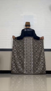 Sarung Batik Rayon Premium Dewasa Motif Tradisional Elegan – Bahan Halus Adem Jahitan Rapi Kuat Warna Tidak Luntur Ukuran 120x220 cm Cocok Ibadah Santai Hadiah Kondangan & Oleh-Oleh