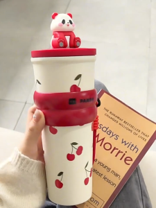 แก้วน้ำเก็บความเย็น 700ml พร้อมหลอดดูด ลายน่ารัก ความจุใหญ่ พกพาสะดวก แก้วน้ำเก็บเย็นแบบพกพา สำหรับใส่รถยนต์