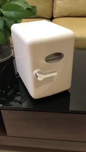 迷你冰箱 - 家用车载小巧便携,冷热两用,冷藏母乳化妆品 Mini Refrigerator - Compact and Portable for Home and Car Use Dual-Purpose for Cooling and Heating Ideal for Storing Breast Milk and Cosmetics