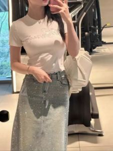 ใหม่ 2024 ผู้หญิง ความยาวปานกลาง ทรงเอ ผ่าชาย เดนิม กระโปรง ฟ้าอ่อน Rhinestone สูง เอว พรางหุ่น ฤดูร้อน ทันสมัย ครึ่ง กระโปรง