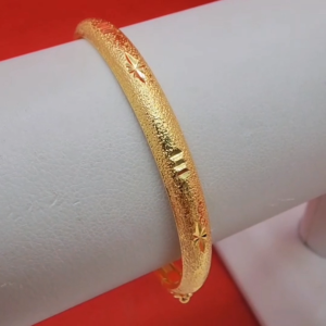 กำไลทอง กำไลคลิปล็อคพ่นทรายตัดลาย เส้นผ่านศูนย์กลาง 5.3 ซม. เสริมบารมี ใส่ออกงานได้ ชุบทองติดทน สวยเป๊ะไม่โป๊ะ