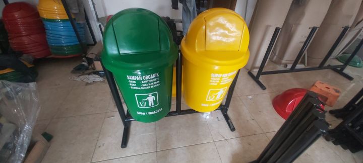 tempat sampah 2 pilah kapasitas 80 litter/ model apollo/ tempat sampah double/ tempat sampah gantung/ tong sampah outdoor