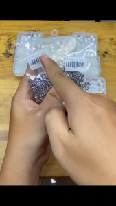 Combo hạt ngọc nhựa không lỗ nhiều size 4-10mm khoảng 810 hạt kèm 1000 đinh tán đính hạt cườm áo giày handmade