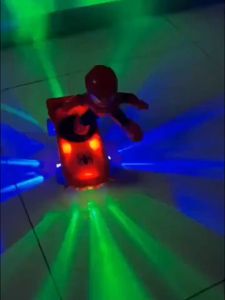 【กรุงเทพ】เล่นสเก็ตบอร์ดสไปเดอร์แมน ชุดแบตเตอรี่ เล่นเด็ก เพื่อการศึกษา พร้อม ของ ขวัญ เบา ๆ สำหรับเล่นสร้างสรรค์