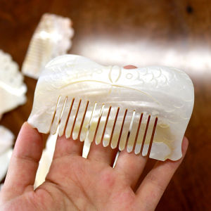 หวีแกะเปลือกธรรมชาตินวดป้องกันไฟฟ้าสถิตสำหรับเป็นของขวัญวันเกิดสำหรับการตกแต่งบ้านตกแต่งเพื่อนรักของแฟนสาว