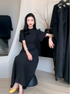 ชุดเดรสสีดำคอตั้งแขนสั้นทรงเอเข้ารูปสไตล์ฝรั่งเศสสำหรับผู้หญิงในช่วงฤดูร้อน ชุดเดรสยาวปานกลางสไตล์ใหม่ปี 2025