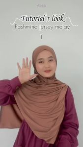 Jilbab Humaira Instan Pashmina Malay Bahan Jersey Hijab Pashmina Instan Malay Best Seller\\n\\n Mengenal Jilbab Humaira Instan Pashmina Malay\\n\\nPashmina Malay dari Jilbab Humaira adalah solusi sempurna bagi Anda yang mencari hijab instan yang nyaman dan stylish. Dengan bahan jersey premium, pashmina ini menawarkan kenyamanan maksimal saat dipakai sepanjang hari. Ukuran 75x180 cm membuatnya mudah untuk dibentuk dan cocok untuk berbagai bentuk wajah dan leher.\\n\\n Kelebihan Bahan Jersey\\n\\nBahan jersey premium yang digunakan pada Jilbab Humaira Instan Pashmina Malay memiliki beberapa keunggulan:\\n\\n- **Nyaman** - Bahan jersey super stretchy membuat pashmina ini nyaman dipakai sepanjang hari tanpa merasa terganggu atau panas.\\n\\n- **Flowy** - Kain jersey yang flowy menjadikan pashmina ini terlihat lebih anggun dan menawan saat digunakan.\\n\\n- **Ajaib** - Pashmina ini dapat membuat wajah terlihat lebih tirus dan leher tampak lebih jenjang, sehingga memberikan penampilan yang lebih menarik.\\n\\n Ukuran & Fit Jilbab Humaira Instan\\n\\nPashmina Malay dari Jilbab Humaira memiliki ukuran 75x180 cm yang cocok untuk berbagai bentuk wajah dan leher. Ukuran ini memungkinkan pengguna untuk menyesuaikan pashmina sesuai dengan keinginan mereka, baik untuk penampilan santai maupun formal.\\n\\n Cara Menggunakan Pashmina Malay Tanpa Jarum Pentul\\n\\nMenggunakan pashmina tanpa jarum pentul sangat mudah. Berikut adalah langkah-langkah yang dapat Anda ikuti:\\n\\n1. Tempatkan pashmina di atas kepala Anda.\\n\\n2. Biarkan ujung kanan dan kiri turun sejajar dengan bahu Anda.\\n\\n3. Tarik ujung kanan ke atas dan letakkan di atas kepala Anda.\\n\\n4. Ulangi langkah ini dengan ujung kiri.\\n\\n5. Sesuaikan posisi pashmina sesuai keinginan Anda.\\n\\n Cara Berbelanja Jilbab Humaira Instan Pashmina Malay\\n\\nBerbelanja Jilbab Humaira Instan Pashmina Malay sangat mudah dan nyaman. Berikut adalah langkah-langkah yang perlu Anda lakukan:\\n\\n Langkah-langkah Belanja Online\\n\\n1. Klik keranjang belanja di halaman produk.\\n\\n2. Pilih motif/warna yang Anda inginkan.\\n\\n3. Klik tombol '+' atau '-' untuk merubah jumlah yang akan dibeli.\\n\\n4. Klik \"Masukan keranjang\" untuk menambahkan produk ke keranjang belanja Anda.\\n\\n5. Pilih warna lain dan ulangi langkah 1-4 jika Anda ingin membeli lebih dari satu warna.\\n\\n6. Lakukan checkout untuk melanjutkan pembayaran.\\n\\n7. Setelah membayar, pesanan Anda sudah fix dan siap dikirim.\\n\\n Memilih Motif & Warna\\n\\nJilbab Humaira Instan Pashmina Malay tersedia dalam berbagai motif dan warna yang menarik. Anda dapat memilih motif dan warna sesuai dengan preferensi Anda.\\n\\n Mengubah Jumlah Pembelian\\n\\nAnda dapat mengubah jumlah pembelian dengan mudah. Cukup klik tombol '+' atau '-' di halaman produk untuk menambah atau mengurangi jumlah yang akan dibeli.\\n\\n Melakukan Checkout & Pembayaran\\n\\nSetelah memilih produk yang diinginkan, Anda dapat melakukan checkout dan pembayaran. Kami menyediakan berbagai metode pembayaran yang aman dan mudah.\\n\\n Kesimpulan & Rekomendasi\\n\\nJilbab Humaira Instan Pashmina Malay adalah pilihan sempurna bagi Anda yang mencari hijab instan yang nyaman dan stylish. Dengan bahan jersey premium, pashmina ini menawarkan kenyamanan maksimal saat dipakai sepanjang hari. Ukuran 75x180 cm membuatnya mudah untuk dibentuk dan cocok untuk berbagai bentuk wajah dan leher.\\n\\n Keunggulan Jilbab Humaira Instan Pashmina Malay\\n\\nJilbab Humaira Instan Pashmina Malay memiliki beberapa keunggulan, antara lain:\\n\\n- **Nyaman** - Bahan jersey super stretchy membuat pashmina ini nyaman dipakai sepanjang hari tanpa merasa terganggu atau panas.\\n\\n- **Flowy** - Kain jersey yang flowy menjadikan pashmina ini terlihat lebih anggun dan menawan saat digunakan.\\n\\n- **Ajaib** - Pashmina ini dapat membuat wajah terlihat lebih tirus dan leher tampak lebih jenjang, sehingga memberikan penampilan yang lebih menarik.\\n\\n Saran Penggunaan untuk Tampilan Optimal\\n\\nUntuk mendapatkan penampilan optimal, kami sarankan Anda untuk:\\n\\n- **Sesuaikan posisi pashmina** - Sesuaikan posisi pashmina sesuai dengan bentuk wajah dan leher Anda.\\n\\n- **Gunakan pashmina tanpa jarum pentul** - Gunakan pashmina tanpa jarum pentul untuk penampilan yang lebih rapi dan profesional.\\n\\n- **Pilih motif dan warna yang sesuai** - Pilih motif dan warna yang sesuai dengan preferensi Anda dan penampilan yang ingin Anda capai.\"\n}