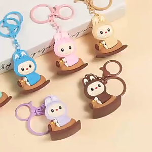 ตุ๊กตา 3 มิติสุดน่ารัก พวงกุญแจผ้าม้าโยกการ์ตูนสุดสร้างสรรค์ จี้กระเป๋านักเรียน เครื่องคีบตุ๊กตา ของขวัญเล็กๆ น้อยๆ จี้กระเป๋าสุดน่ารัก