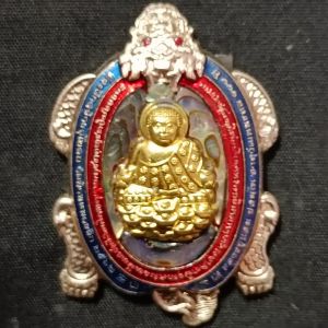 เหรียญพญาเต่าหัวมังกรเสาร์ 5 รับทรัพย์เงินไหลมา หลวงปู่แสนวัดบ้านหนองจิกศรีสะเกษ เนื้ออัลปาก้าพิเศษฝังเปลือกมุกลงยา ตาฝังพลอยแดง มีหมายเลขและโค้ดกำกับทุกเหรียญ ( รูปนี้เป็นเพียงเหรียญตัวอย่างครับ )