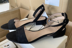 รองเท้าแตะแฟชั่นสตรีหรูหราพร้อมส้นเตี้ยและเปิดนิ้วเท้า หัวเข็มขัดคําเดียวสําหรับการสวมใส่ในชีวิตประจําวัน เหมาะสําหรับเยาวชนและวัยกลางคน