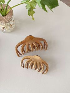French Vintage Shark Bite Hair Claw AM1013 Wooden Texture Elegance for Thick Hair Styling at Back of Head Fashion Jewelry