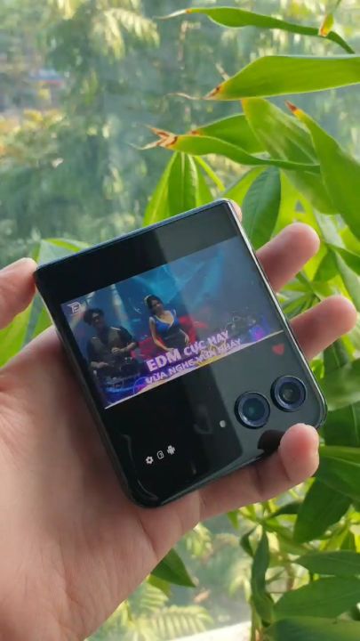 Motorola Razr 50 Ultra 5G (Razr Plus 2024) 12G/256GB -Snapdragon 8s Gen 3,Cấu Hình Mạnh,Màn Gập Chất