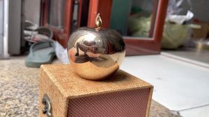 Quả táo bằng đồng trang trí bàn làm việc phong thủy