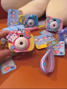 [พร้อมส่ง]Sanrioพวงกุญแจกล้องโปรเจคเตอร์ ลายการ์ตูน มีไฟ ดีไซน์สวยงาม เหมาะกับของขวัญวันหยุดสําหรับห้อยกระเป๋านักเรียนมีกระดิ่ง