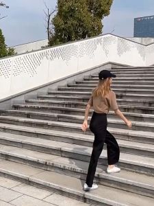 Celana Wanita Kekinian: Pilihan Terbaik untuk Olahraga dan Fashion