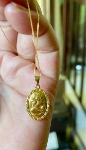 PAWNABLE 18K Saudi Gold Lightweight Foxtail Chain with 18K Queen Elizabeth Pendant(open back)✨