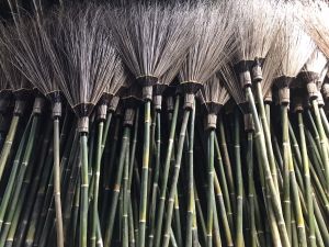 ไม้กวาดทางมะพร้าว รุ่นใหญ่ไม่ตัดปลาย ชุด1ด้าม ขนาดความยาว200cm.