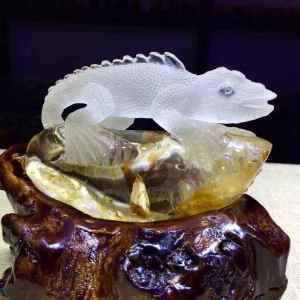 纯天然水晶摆件   Pure natural yellow glue flower treasure basin lizard figurine. It symbolizes prosperous career abundant wealth good fortune peace and all-round happiness as well as successful career. Dimensions: 85*27.5*53mm