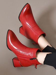 รองเท้าบูทสั้นสีแดง ผู้หญิง ของแท้ หนัง สไตล์เกาหลี รองเท้าบูทหุ้มข้อส้นหนาชี้นิ้วเท้ารองเท้าส้นสูงส้นกลาง ฤดูใบไม้ร่วง ฤดูหนาว รองเท้าแต่งงานสีแดง