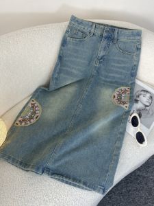 กระโปรงยีนส์เอวสูงปักลายแฟชั่นฤดูใบไม้ผลิและฤดูร้อนปี 2025 กระโปรงทรงเอเข้ารูปคลุมสะโพกกระชับสัดส่วนสำหรับผู้หญิงวัย 18-24 ปี