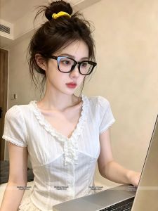 Flounce Hem V-Neck Fitted Short Sleeve Shirt