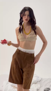 EVIE - April micro-suede Bermuda shorts กางเกงmiBermudaผ้าหนังกลับเทียม