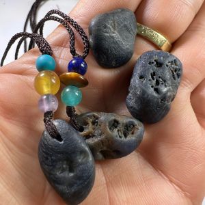 222-MỘT MẶT ĐÁ SAPHIA THÔ XANH SẪM ( THIÊN NHIÊN ) ĐÃ KHOANG LỖ  CÓ BUỘC DÂY ĐEO SẲN. ( xem kỷ trong phần mô tả)