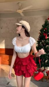ชุดเซ็ท 2 ชิ้น กระโปรงสั้น เสื้อแขนตุ๊กตา เสื้อครอปครึ่งตัวสีขาว กระโปรงชั้นๆสีแดง (แยกขายได้) งานคริสต์มาส. (B001)