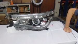 โคมไฟหน้าแต่ง โปรเจคเตอร์ รถยนต์  TOYOTA REVO 2015 ทรงห้าง รุ่น TOP สามารถเปลี่ยนรุ่นต่ำเป็นรุ่นสูงได้ ( จำหน่ายเป็นคู่ )