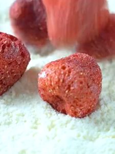 Net Red Freeze-dried Strawberry Fruit Dried Strawberry Crispy Milk Ball Individually Packed 60g
