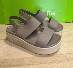 รองเท้าcrocsรัดส้นส้นสูงนิ่มเบาใส่สบายของผู้หญิงรุ่นขายดีสุดสุด