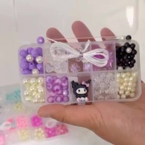Duocoo✅BEST✅ลูกปัดทำด้วยมือ ลูกปัดแฮนด์เมด Sanrio หลากสี แฮนด์เมด DIY สร้อยข้อมือ ของขวัญเด็กผู้หญิง Kuromi / Melody / Strawberry Bear ชุดร้อยลูกปัด พร้อมอุปกรณ์และกล่องจัดเก็บ 10 ช่อง